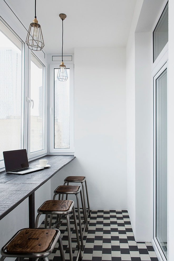 appui de fenêtre se transformant en table à l'intérieur