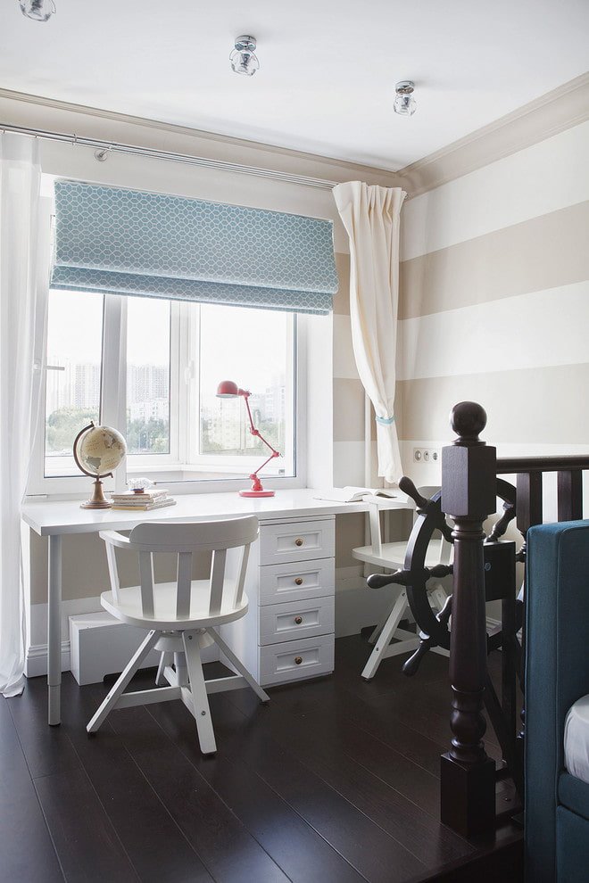 table blanche pour étudier dans la chambre d'enfant