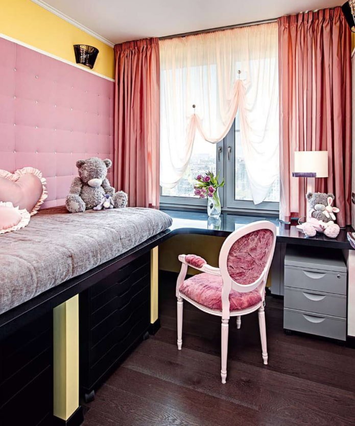table dans une chambre de fille