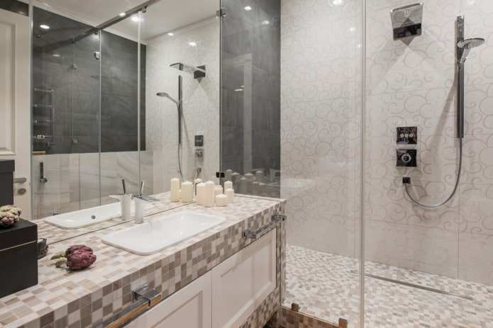 Plan de travail carrelé dans la salle de bain