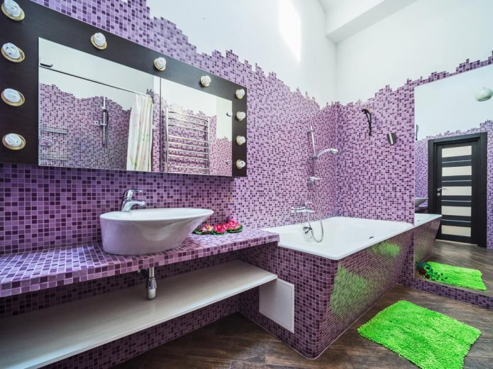Plan de travail carrelé dans la salle de bain