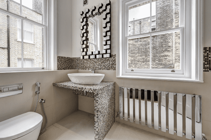 Plan de travail en mosaïque dans la salle de bain