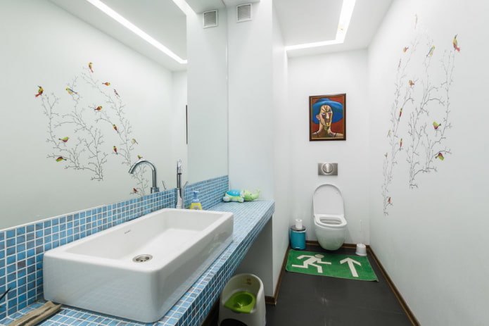 Plan de travail en mosaïque dans la salle de bain