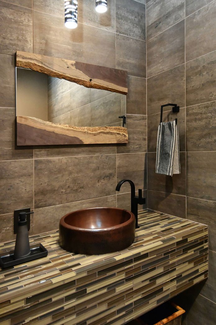 Plan de travail carrelé dans la salle de bain