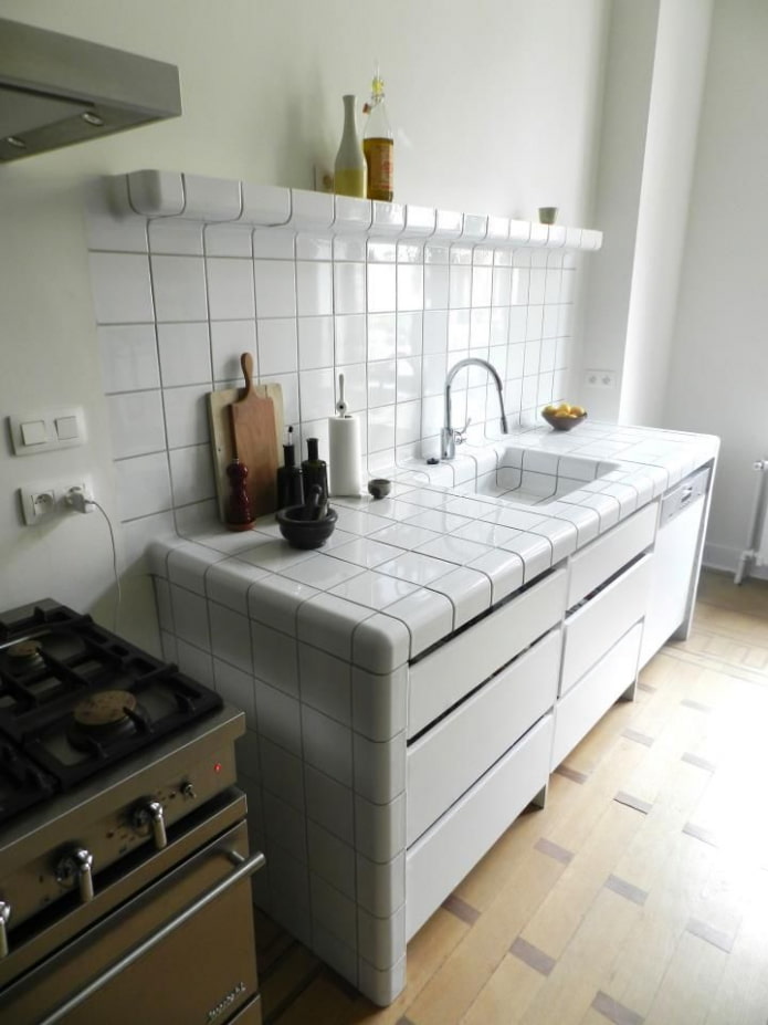 Plan de travail en carreaux blancs à l'intérieur