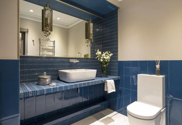 Plan de travail en carrelage bleu à l'intérieur