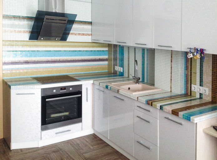 Plan de travail en carreaux multicolores à l'intérieur