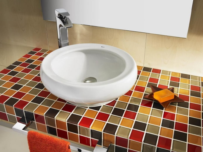 Plan de travail en carreaux multicolores à l'intérieur