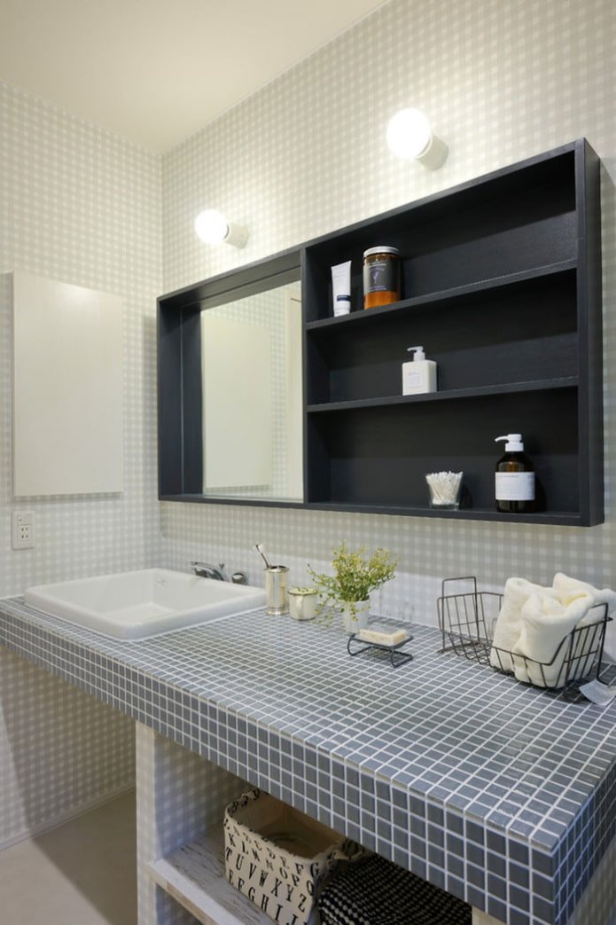 Plan de travail carrelé dans la salle de bain