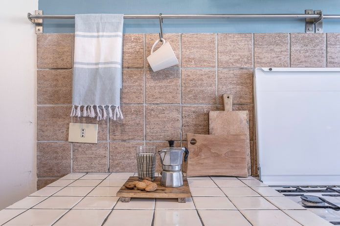 Plan de travail en carrelage blanc