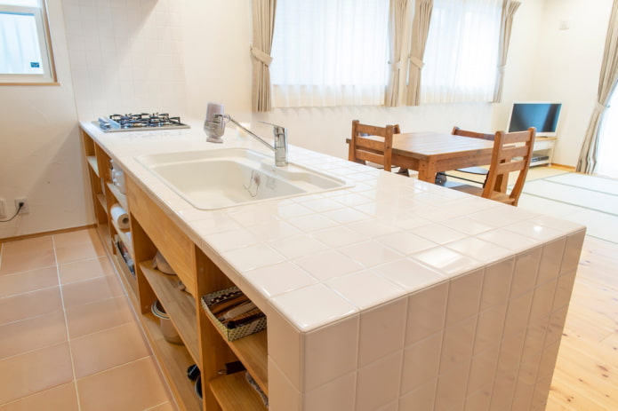 Plan de travail en carrelage blanc