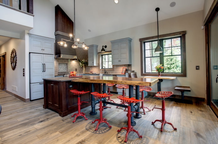 Table de bar dans un intérieur de style loft