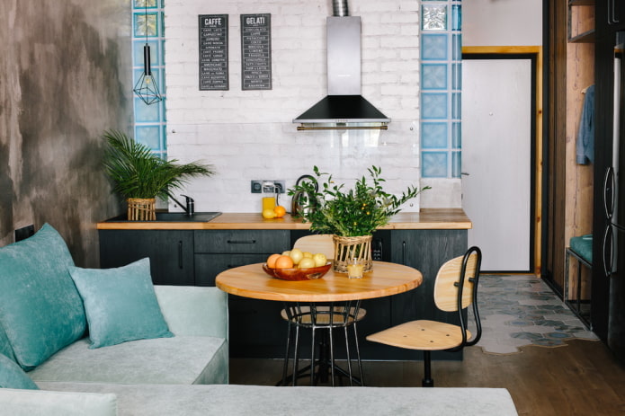 table ronde dans un intérieur de style loft