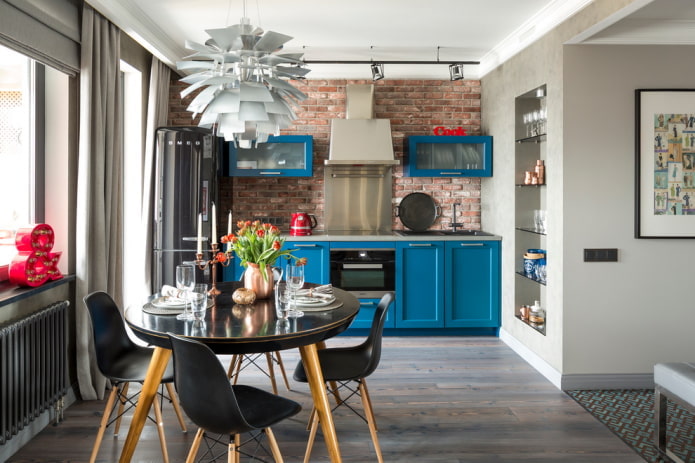Table noire dans un intérieur de style loft