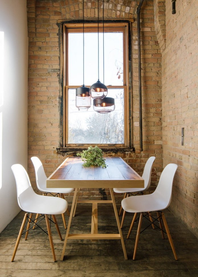 Table à manger dans un intérieur de style loft