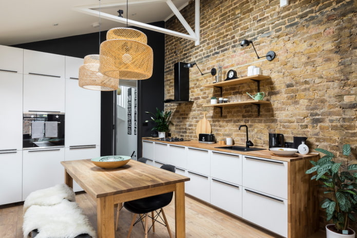 table dans l'intérieur de la cuisine dans le style loft