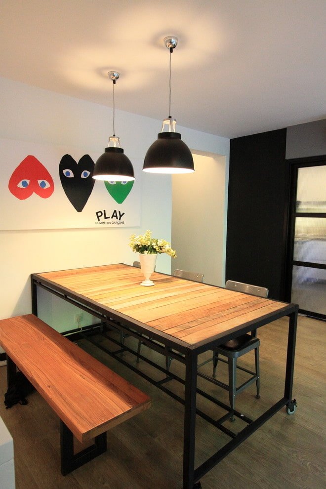 Table à manger dans un intérieur de style loft