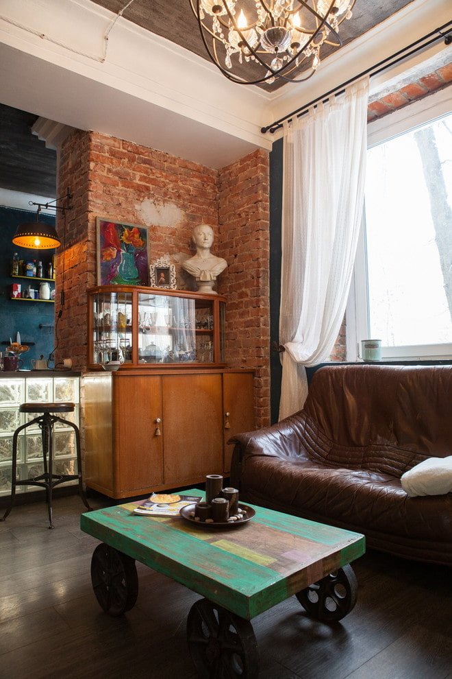 Table basse dans un intérieur de style loft