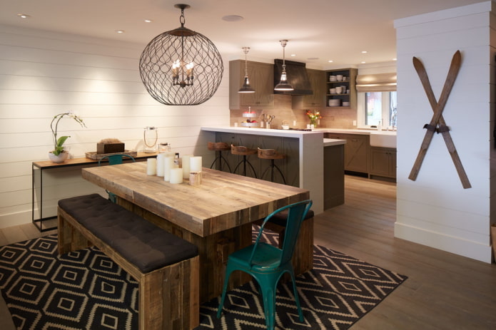 Table en bois dans un intérieur de style loft