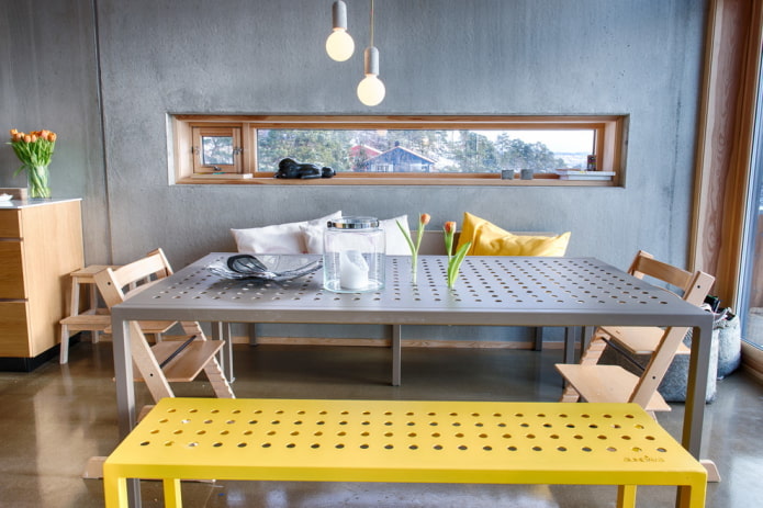 Table en métal dans un intérieur de style loft