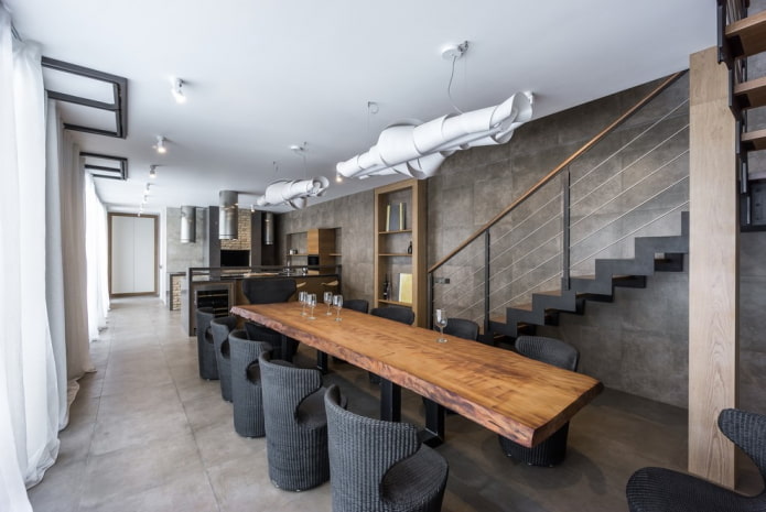 une longue table dans un intérieur de style loft