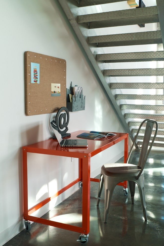 Bureau d'ordinateur dans un intérieur de style loft