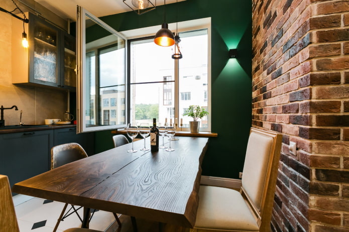 table dans l'intérieur de la cuisine dans le style loft