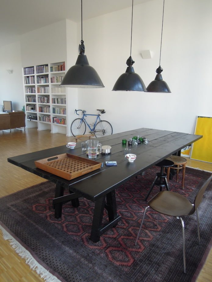 Table noire dans un intérieur de style loft