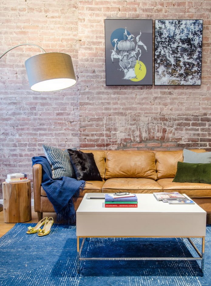 Table basse dans un intérieur de style loft