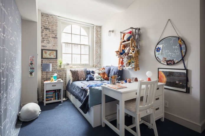table dans une chambre d'enfant de style loft