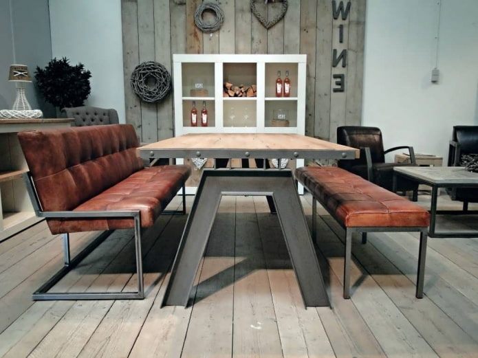 Table avec pieds en fer pour un intérieur de style loft