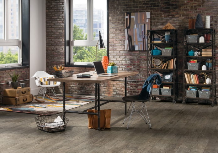 table en tubes dans un intérieur de style loft