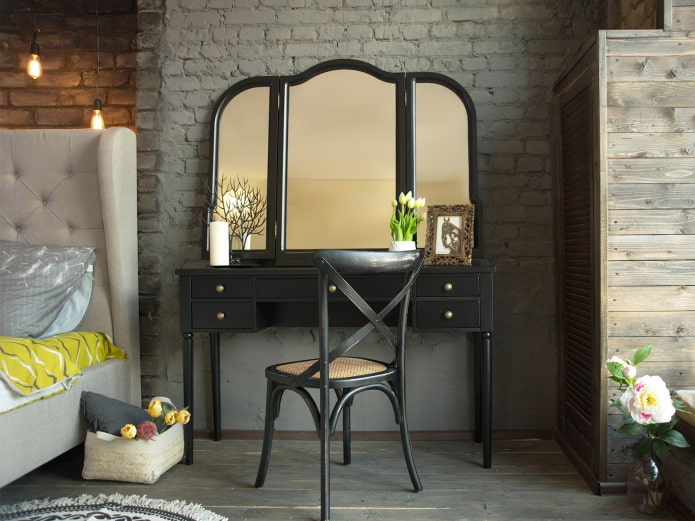 Coiffeuse dans un intérieur de style loft