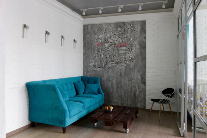 Table basse dans un intérieur de style loft