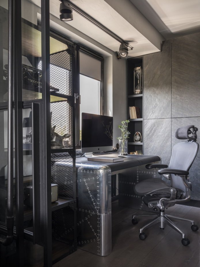 Bureau d'ordinateur dans un intérieur de style loft