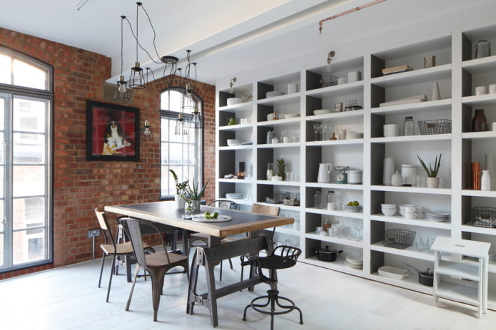 Table à manger dans un intérieur de style loft