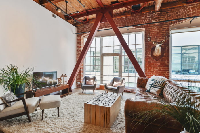 Table basse dans un intérieur de style loft