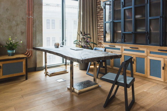 Table dans un intérieur de style loft