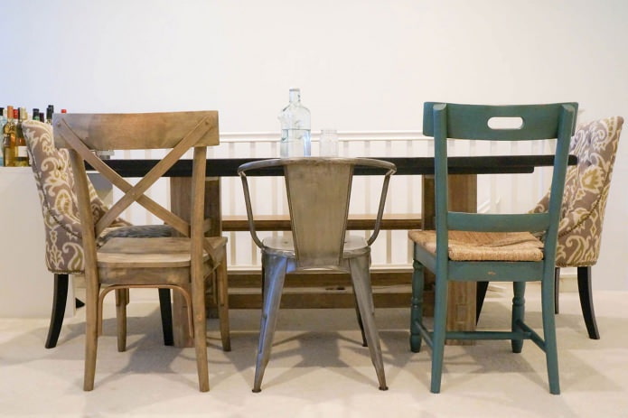 Différentes chaises à l'intérieur