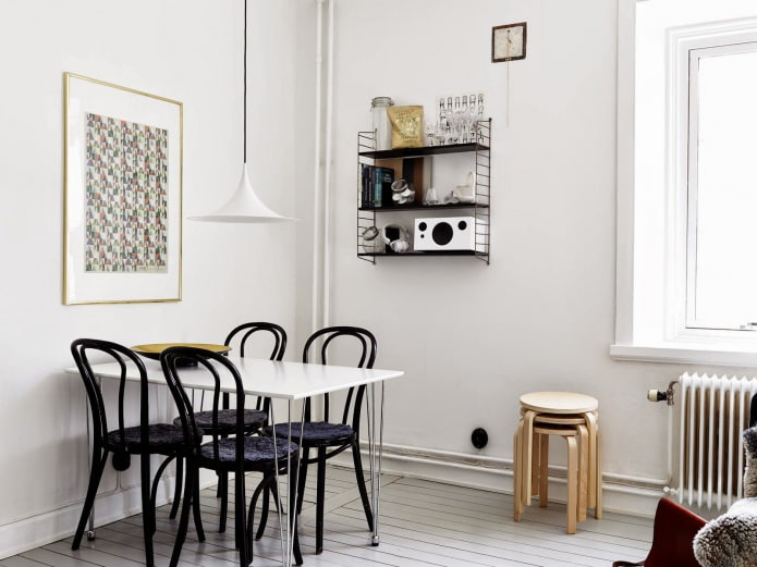 Chaise noire dans une cuisine