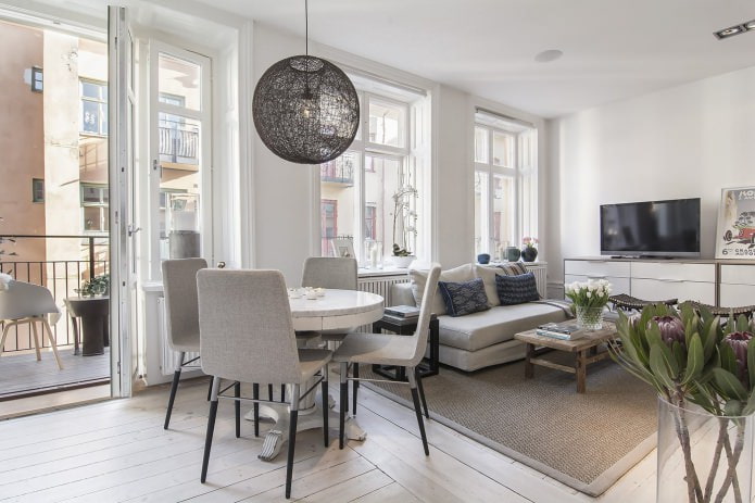 Chaises dans l'intérieur du salon