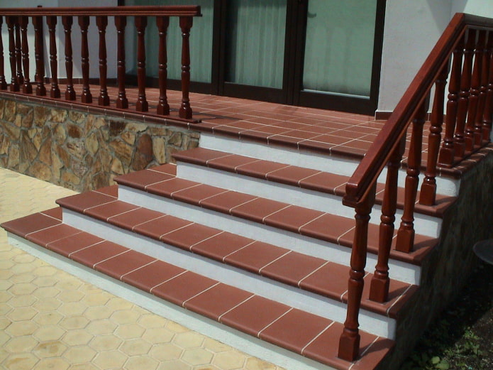 escalier en clinker rouge avec contremarches blanches
