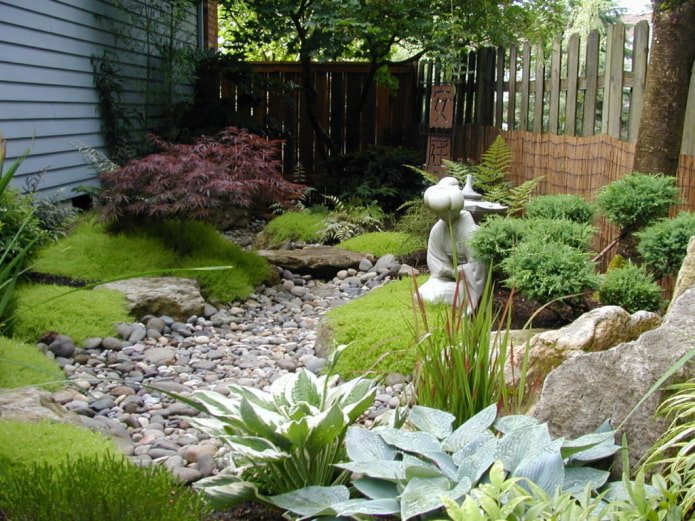 aménagement de jardin avec figurines