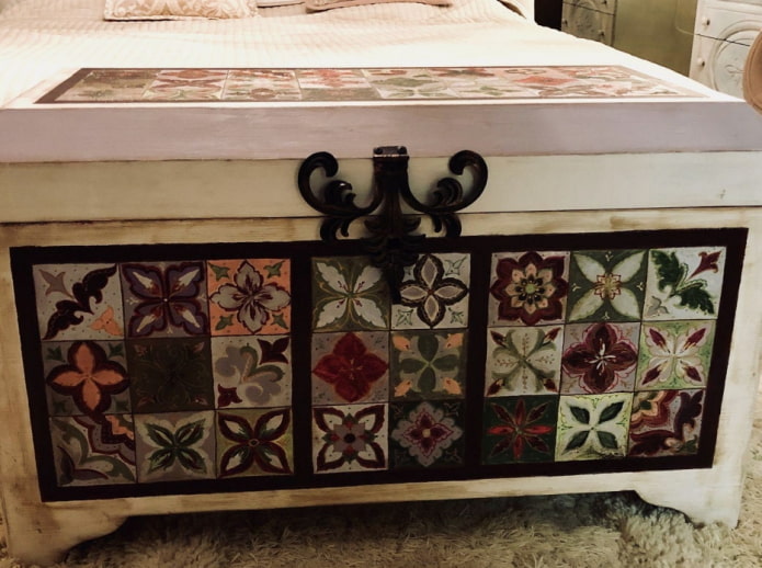 mosaïque sur un coffre