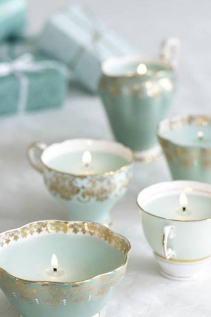Bougies dans des coupelles