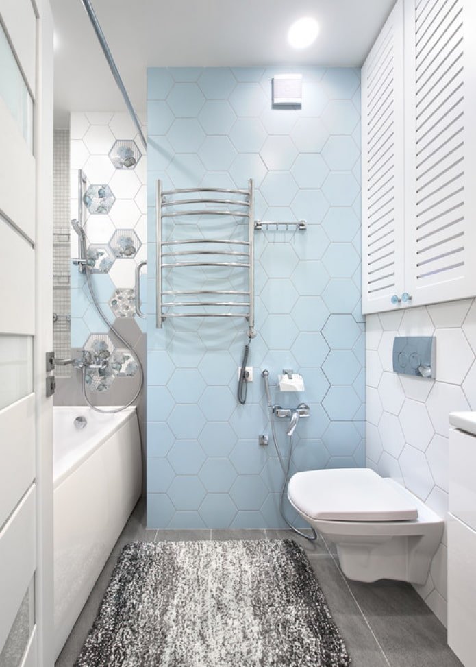 murs bleus dans la salle de bain