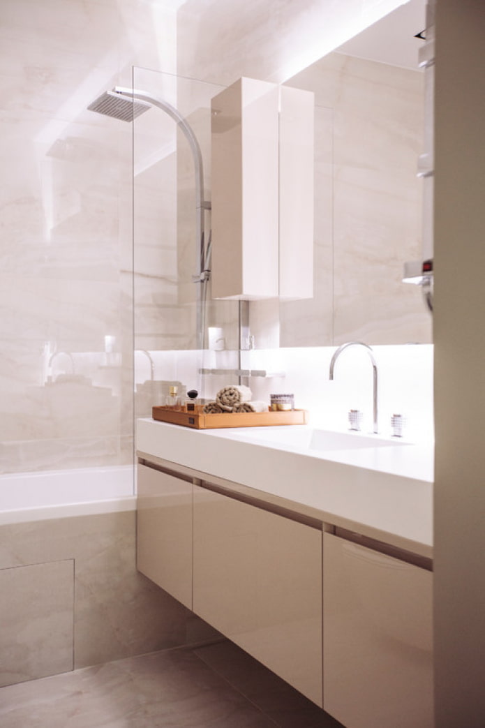 Salle de bain lumineuse dans les tons roses