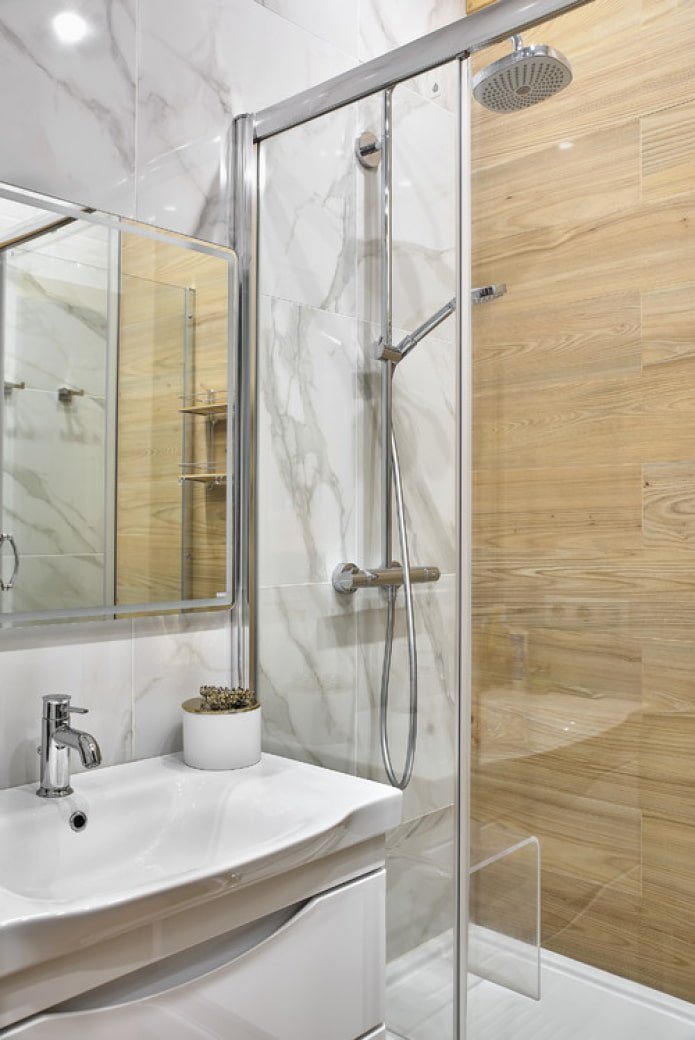 salle de bain blanche et marron