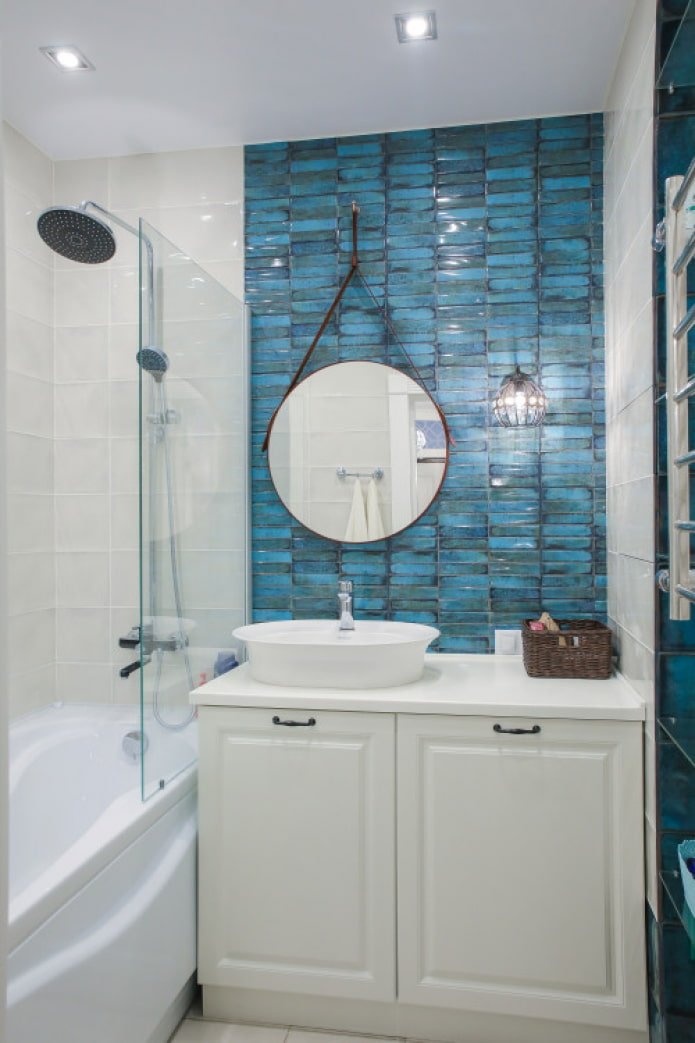 Combinaison de blanc et de bleu à l'intérieur