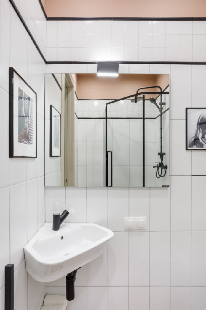 Salle de bain lumineuse de style moderne